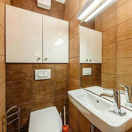 La Dolce -massage Shower With Ac, Balcony Near The Park
