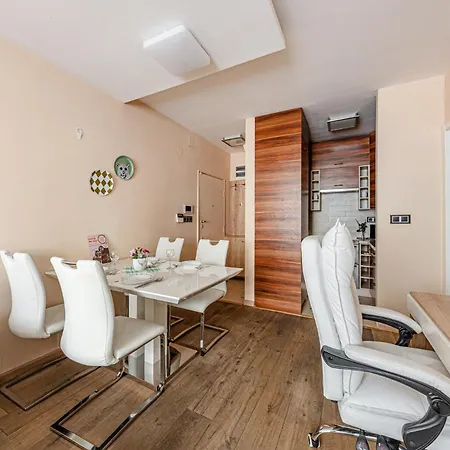 Appartement La Dolce -massage Shower With Ac, Balcony Near The Park Budapest