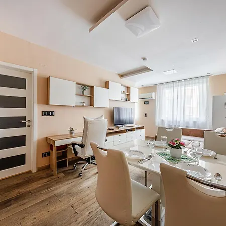 Apartmán La Dolce -massage Shower With Ac, Balcony Near The Park *