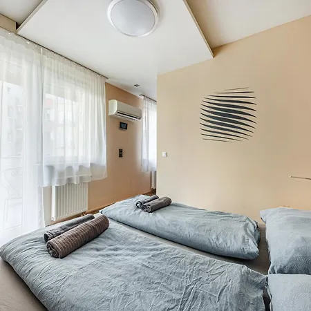La Dolce -massage Shower With Ac, Balcony Near The Park Budapešť